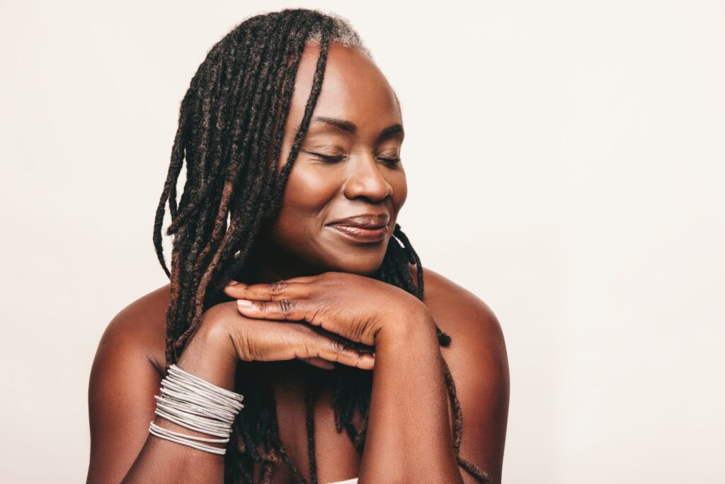 Mulher negra maquiada com base líquida para seu tom de pele