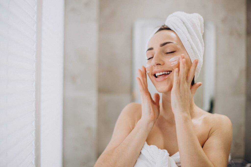 Mulher feliz fazendo rotina skincare