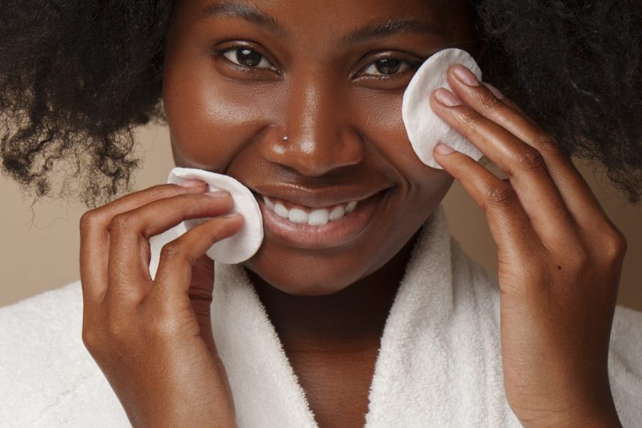 Mulher negra com pele macia após seu double cleasing