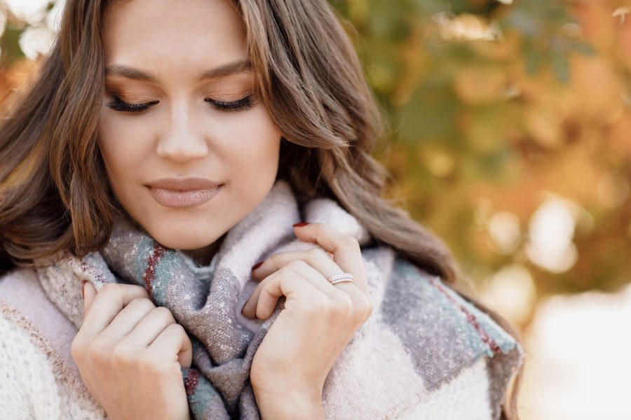 Mulher com maquiagem simples e básica para o inverno