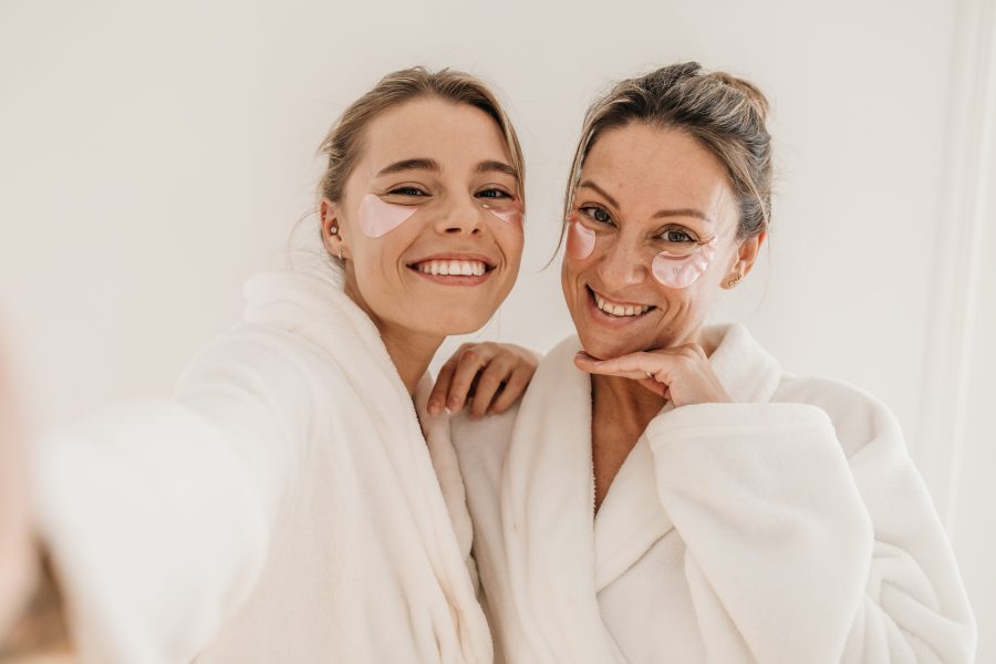 Duas amigas sorrindo para a câmera após fazerem limpeza de pele