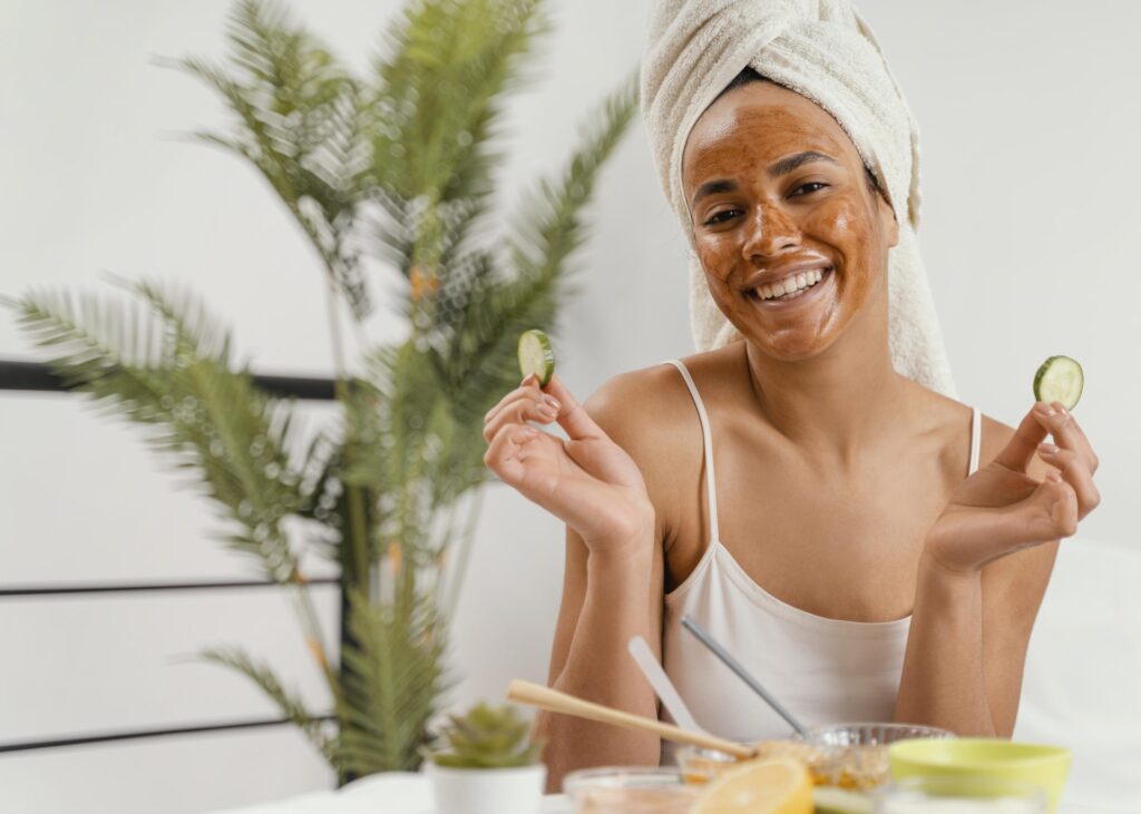 Mulher fazendo beauty snacking